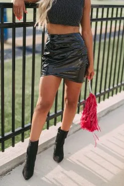 Isabel Patent Skirt-Black -thesethreeboutique Sales Shop DSC 1733 ab376d35 ebdf 4bcc 900e 3f0c8579eed5